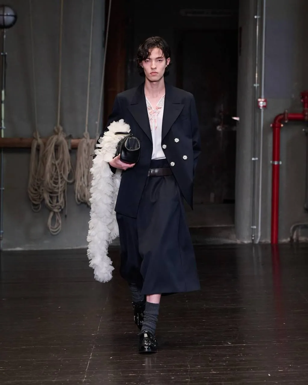 У Simone Rocha прошел первый полноценный показ мужской коллекции. Дизайнер, наравне с другими извест