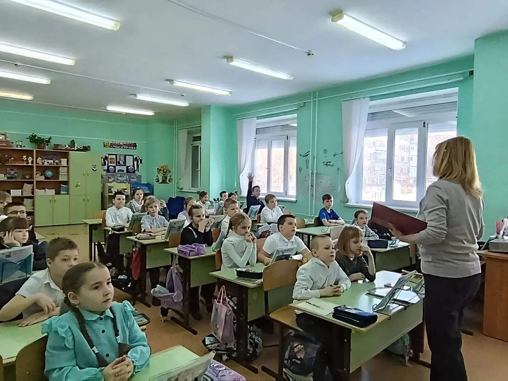 ВРЕМЯ  ЧИТАТЬ  КНИГИ 17 марта во 2 «В» классе прошло мероприятие, посвященное 90-летию издания книги