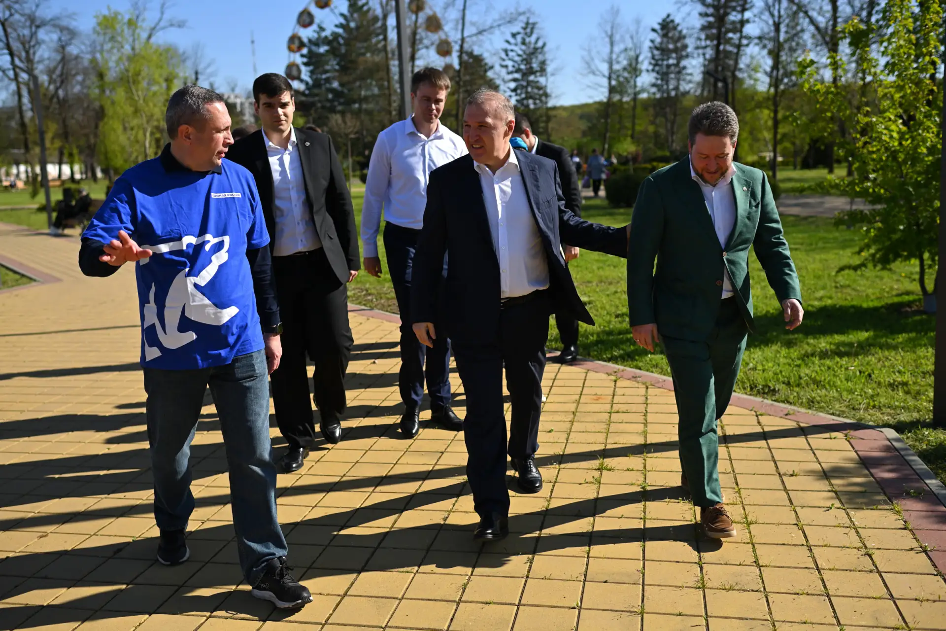 Глава РА Мурат Кумпилов и председатель РСМ Дмитрий Покровский высадили деревья в горпарке Майкопа  В