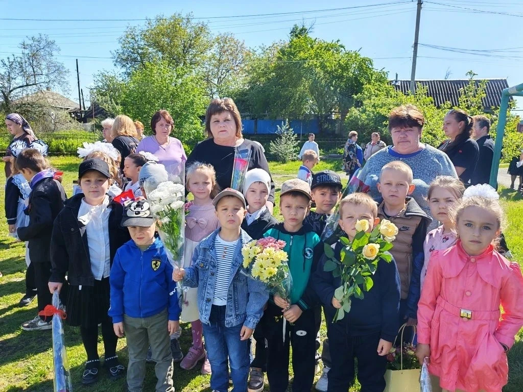 Сегодня 26 мая воспитанники подготовительной группы посетили торжественную линейку в МБ...