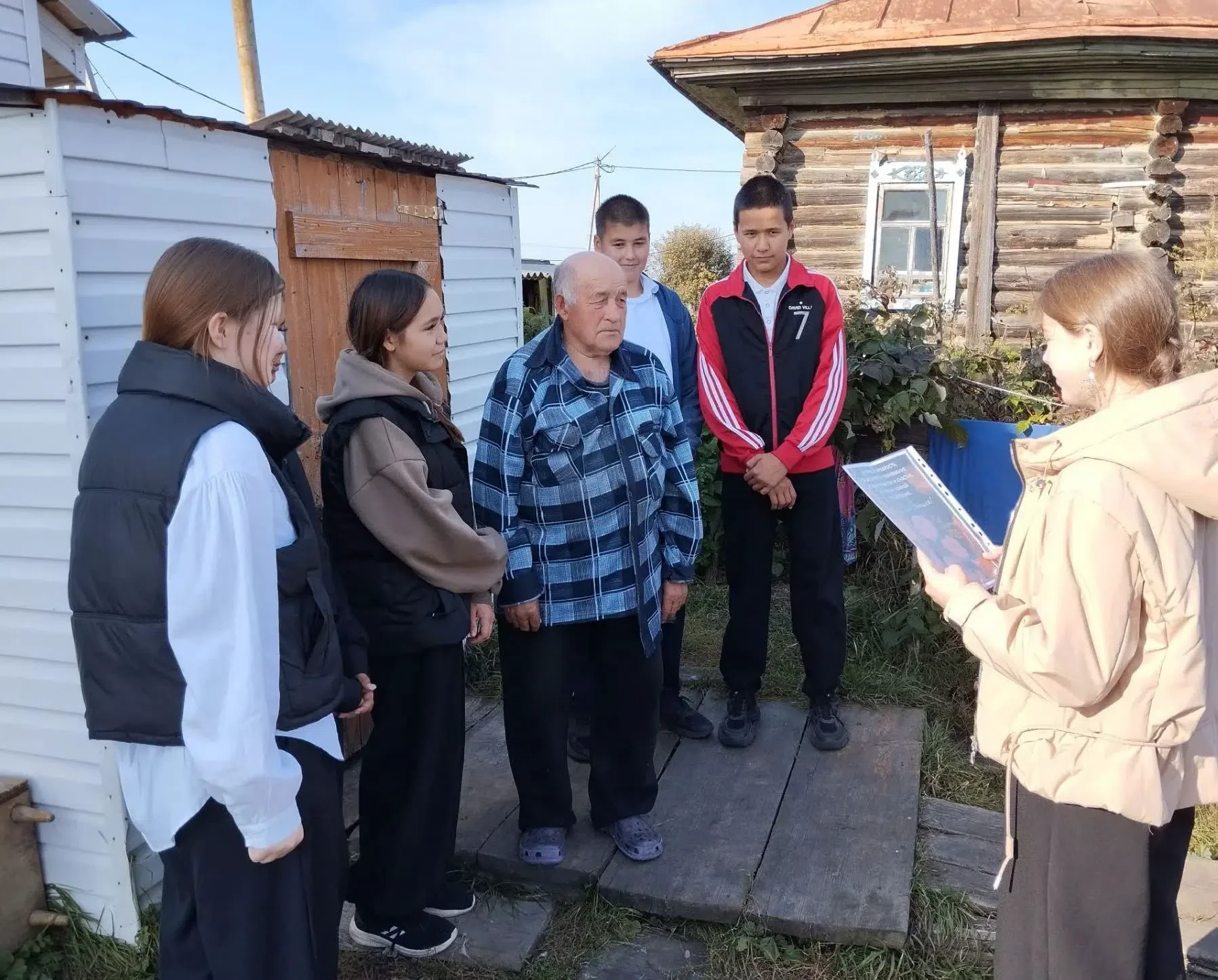 В рамках празднования Дня пожилых людей и Дня учителя учащиеся 8 класса совместно с учи...