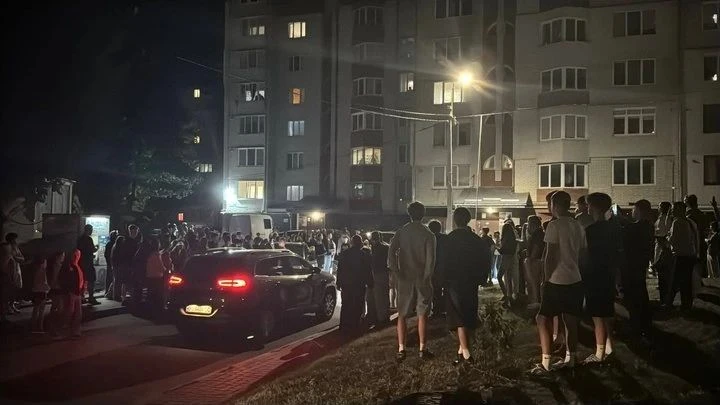 ❗️Украинцы избили боевиков ТЦК и разгромили их транспорт в Тернополе