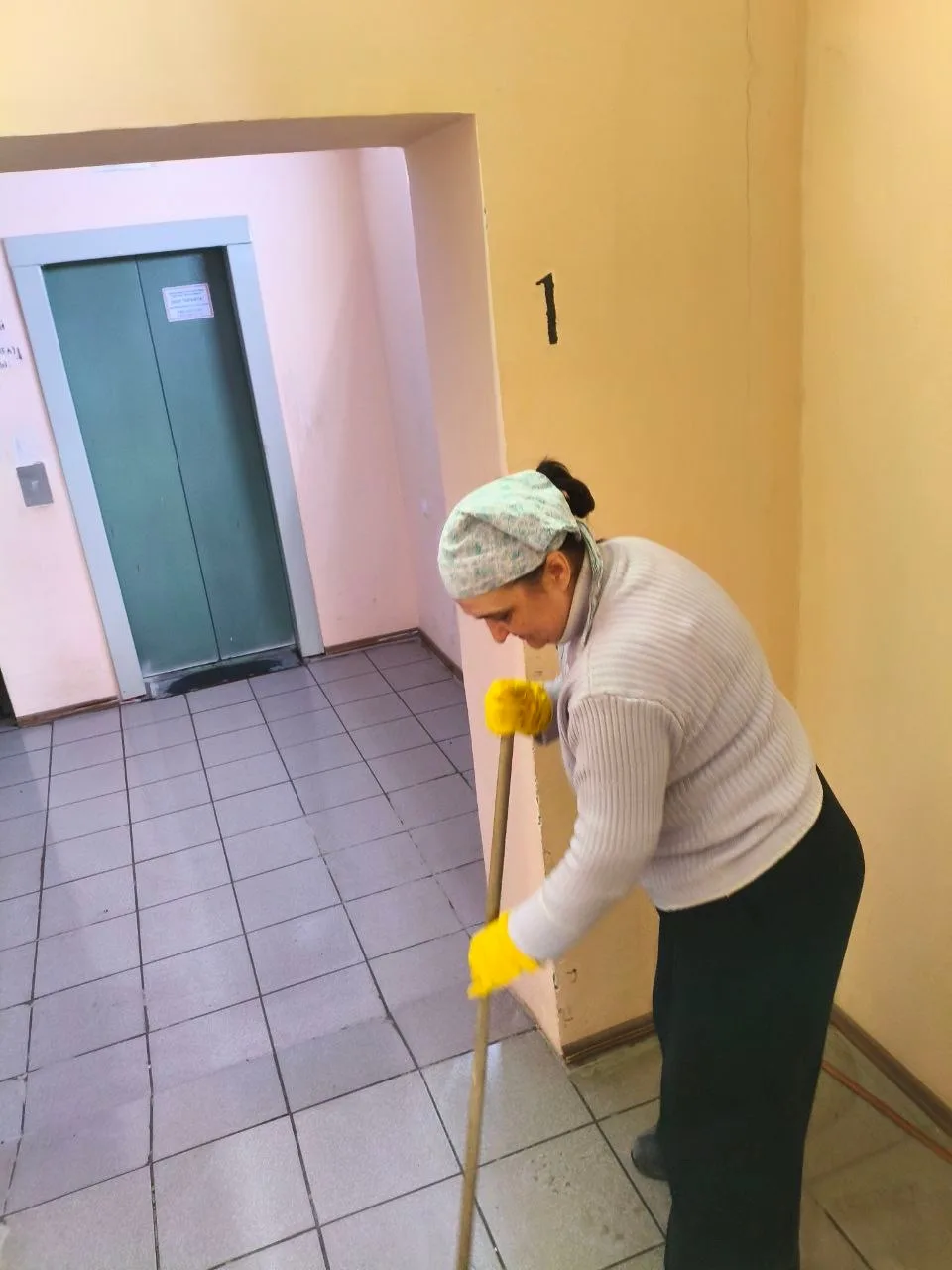 Уборка мест общего пользования  выполняется согласно перечня периодичности МКД
