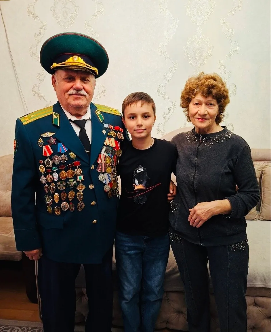 «Дорогие наши бабушка и дедушка! Желаем вам крепкого здоровья, долгих лет счастливой жи...