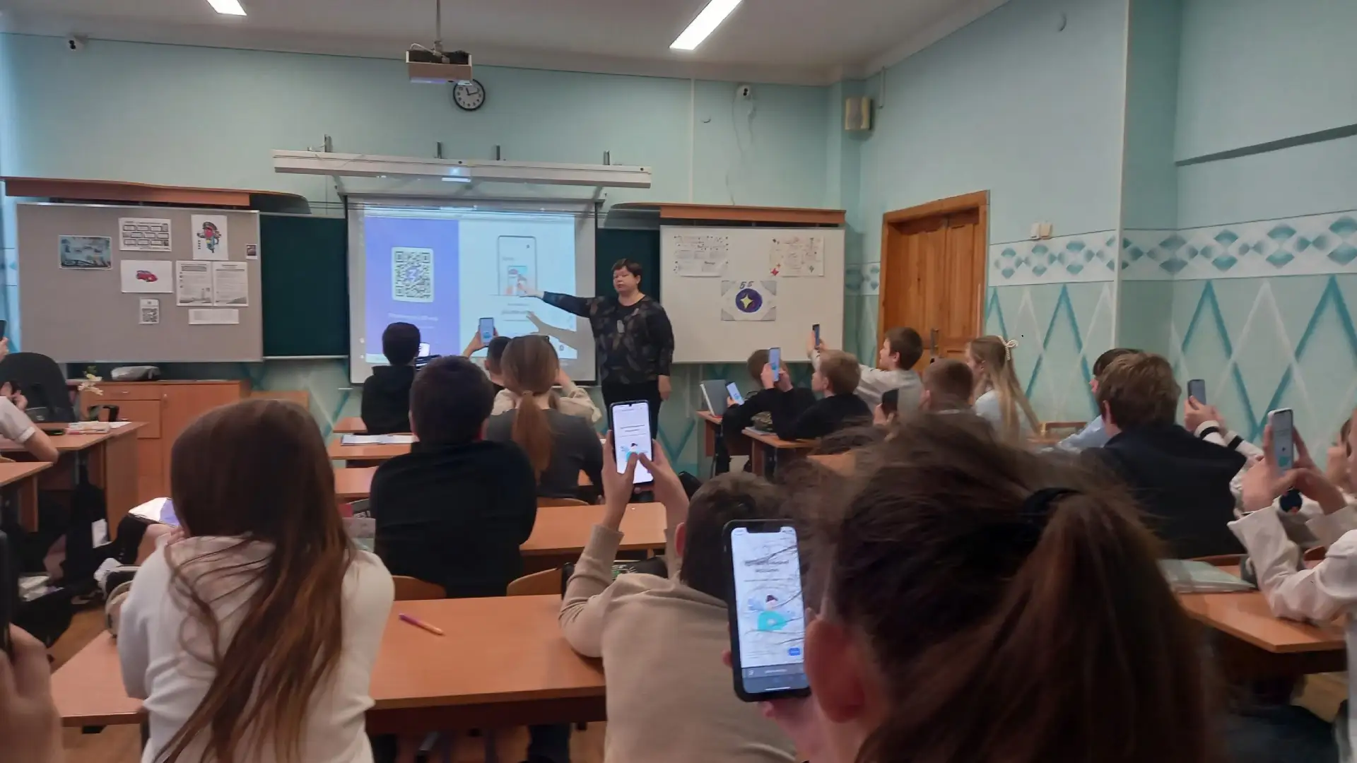 "Ребята,достаём телефоны и подключаемся к интернету,"-именно так начинается занятие в литературном к