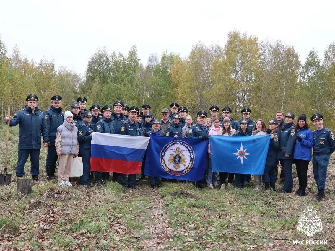 🌳 Сотрудники МЧС высадили аллею в честь 100-летия государственного пожарного надзора