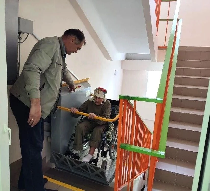🏥Доступная среда — медицина без преград.
Установка подъёмной платформы для маломобильных людей в по
