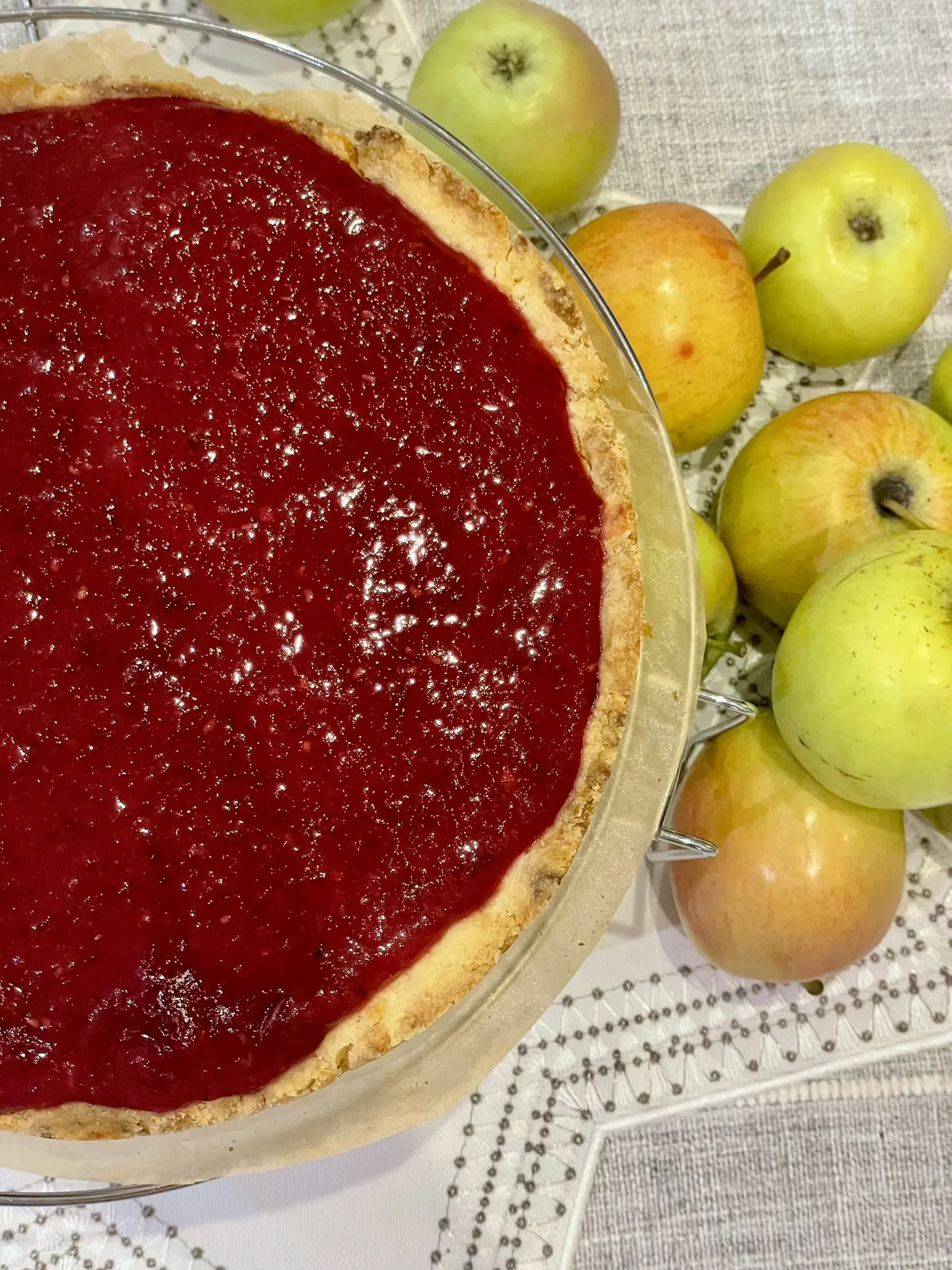 Вчера приготовила тарт с брусничным конфи 🥧