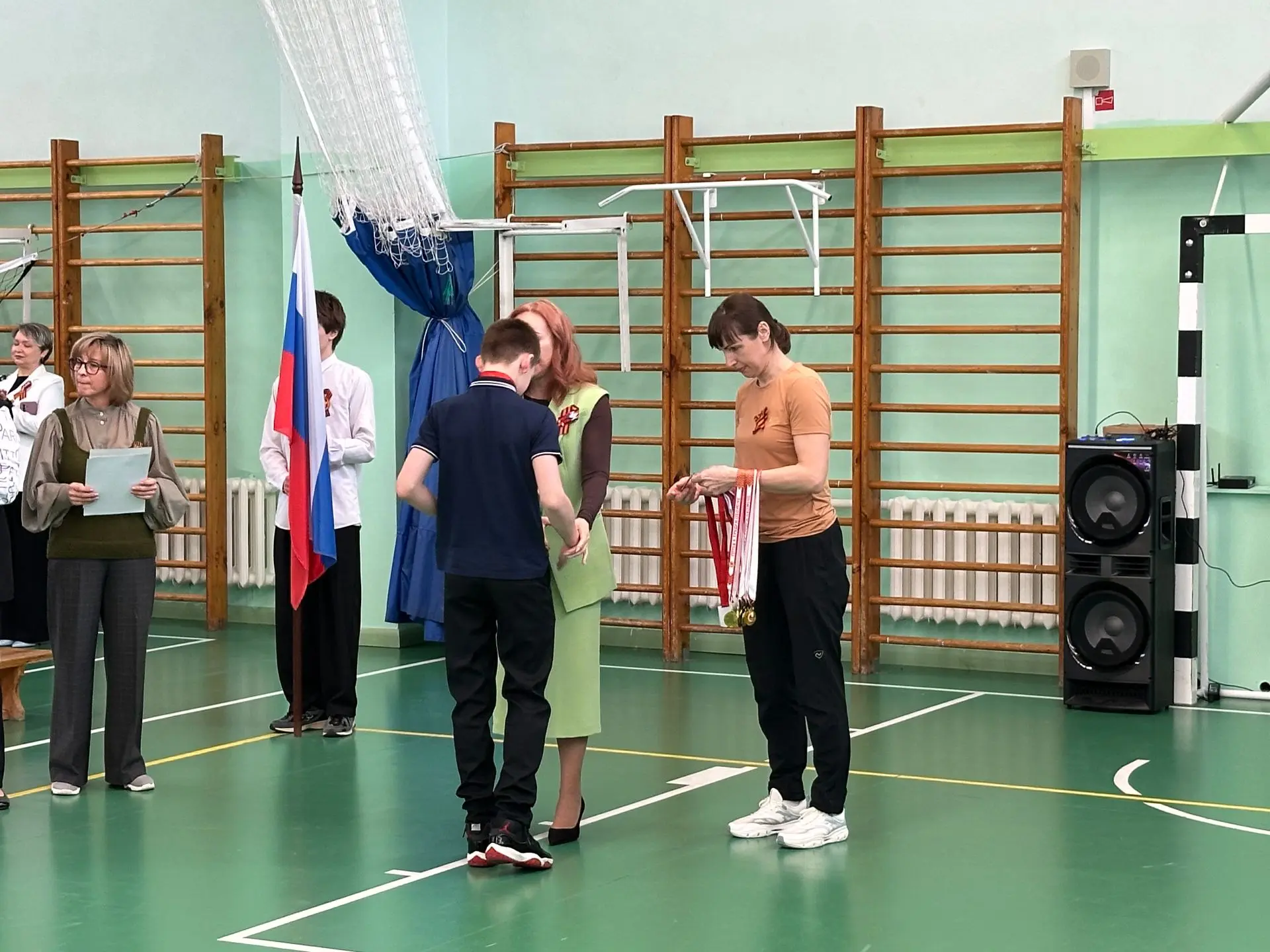 🇷🇺Традиционно, по понедельникам учебный день начинается с церемонии выноса государственного флага Ро