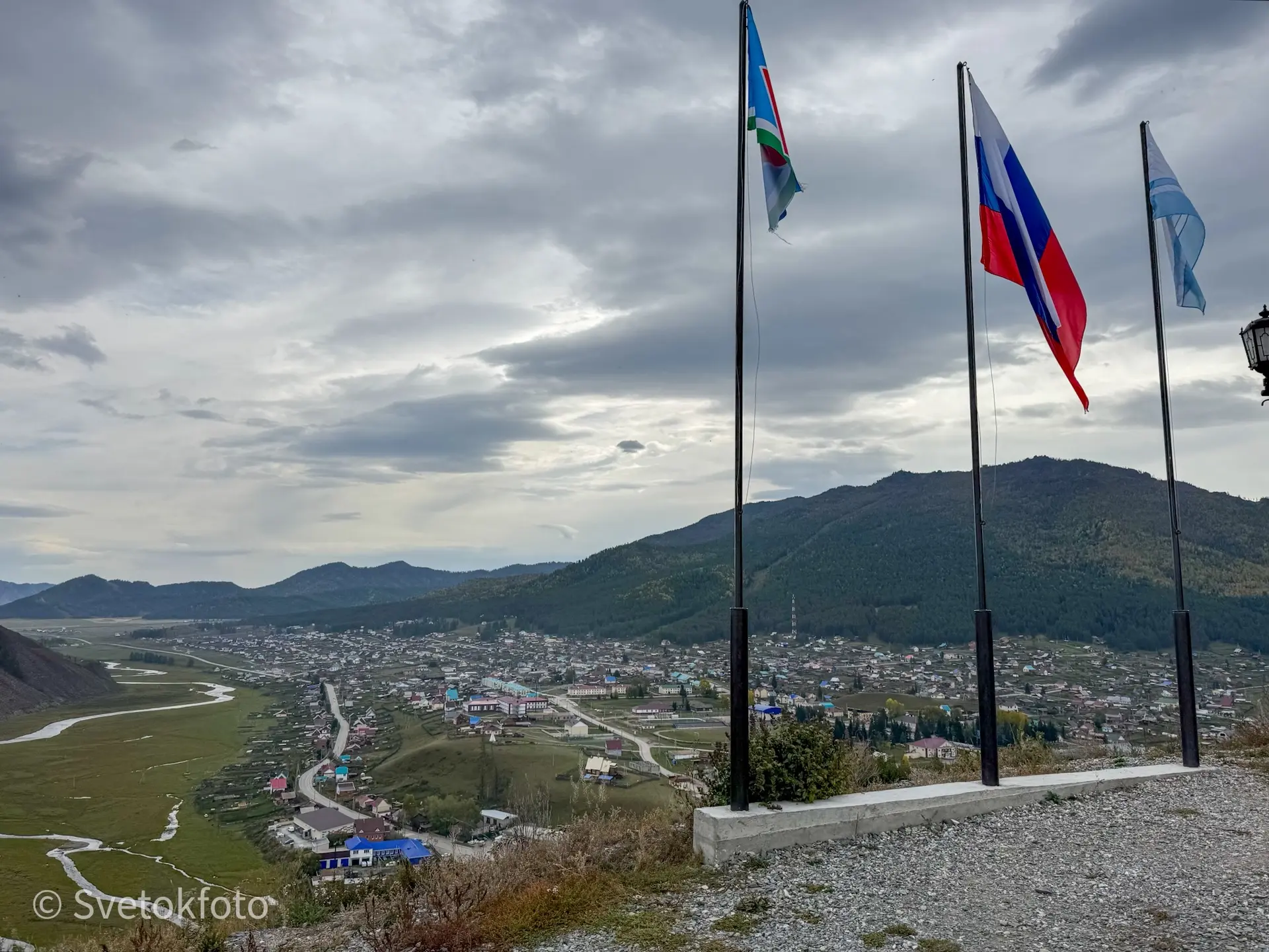По дороге в Горный,  сидели в кафе, небольшой, незнакомой компанией: 
Новосибирцы, москвичи и армяне