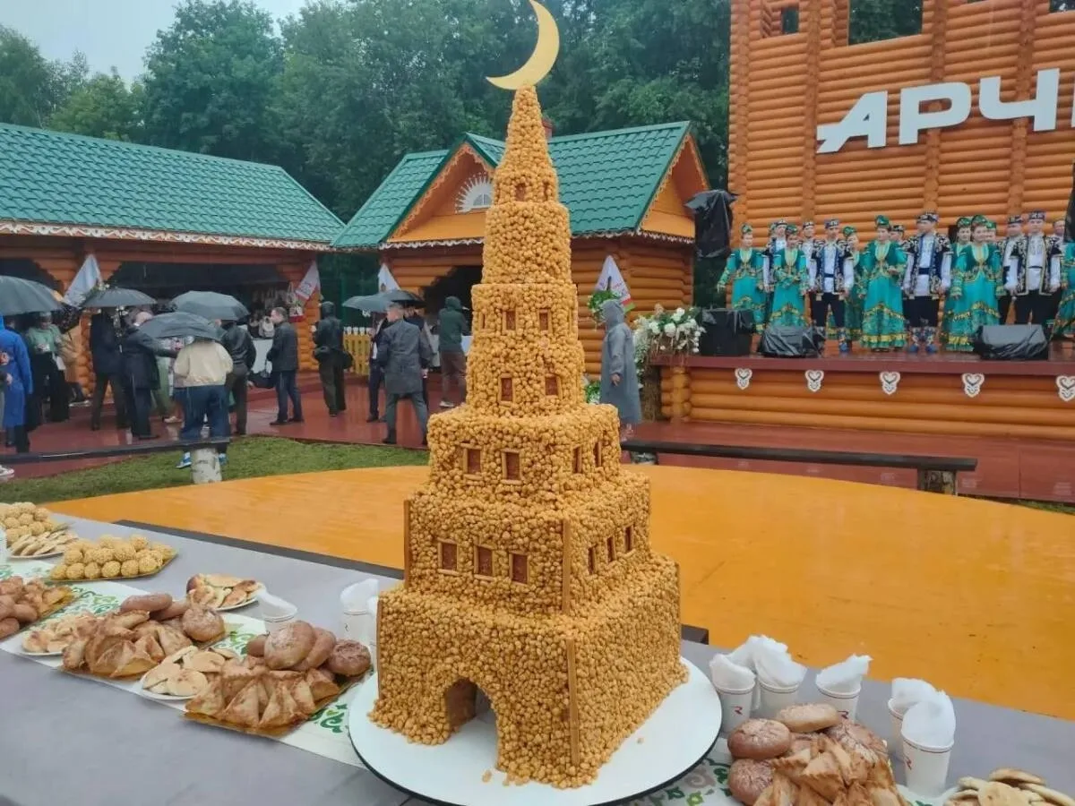 Татарстанның Арча районында Сабан туе уңаеннан Сөембикә манарасы формасында чәкчәк пешергәннәр