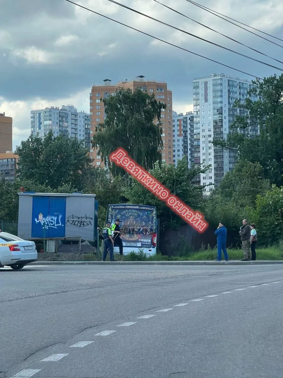 На шоссе в Лавриках маршрутка улетела в кювет, снесла забор. Полиция на месте