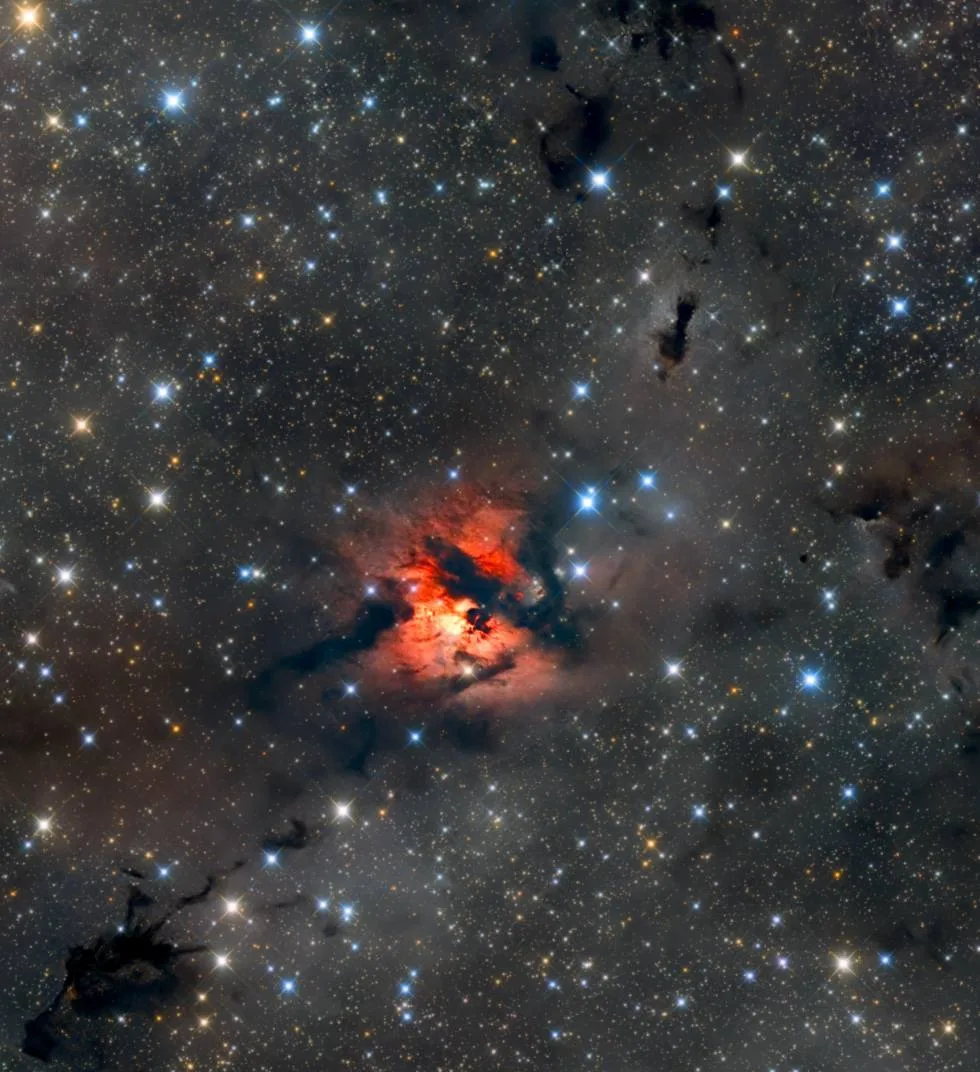 🌌 Sh2-187 — это эмиссионная туманность (область H II), расположенная в созвездии Касси...