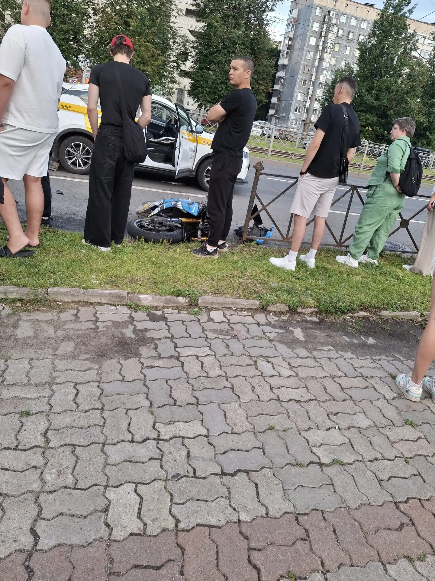 Напротив метро "Проспект Просвещения" байкер приехал в такси.