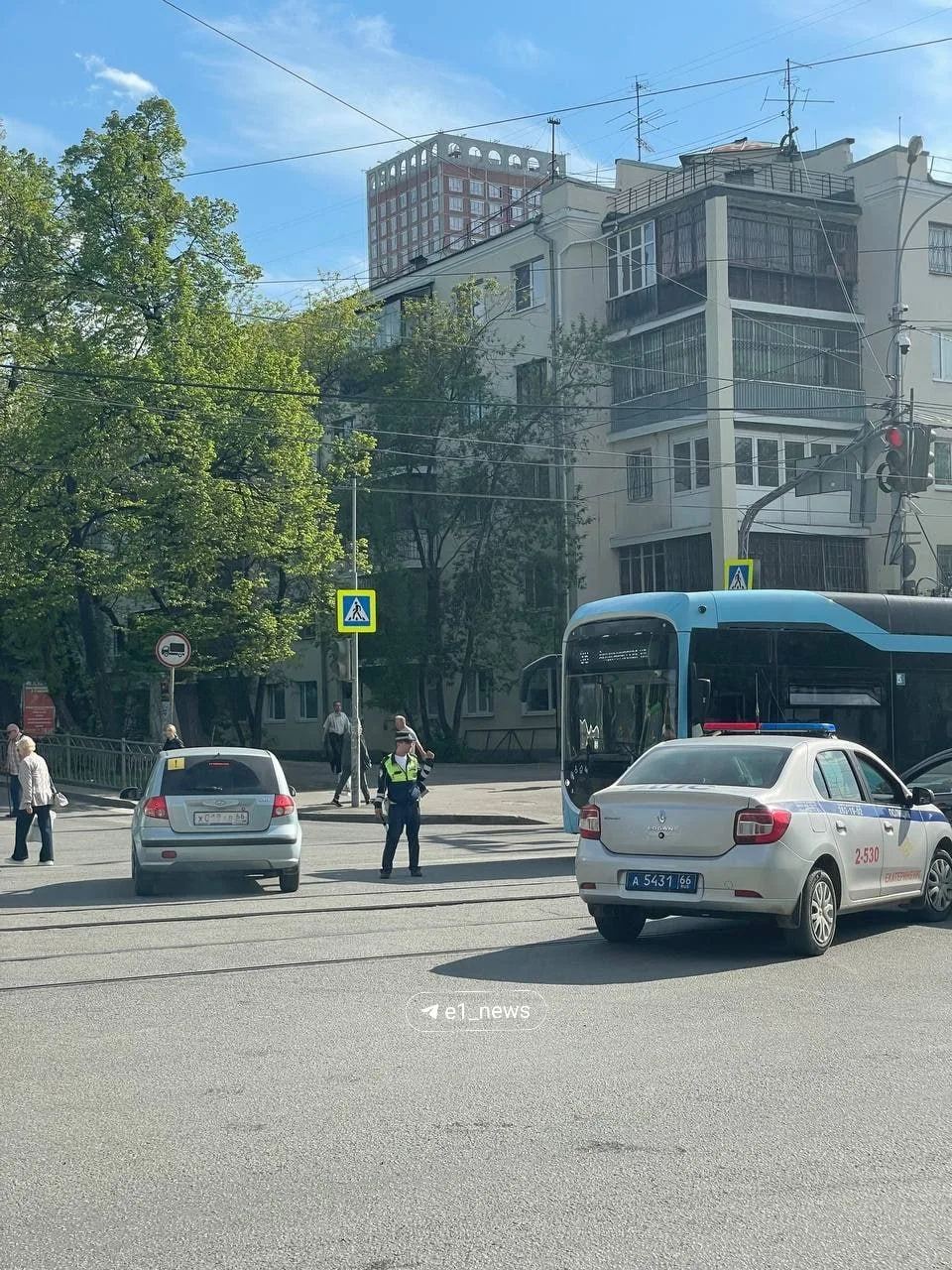 А на перекрестке улиц Малышева и Мира поставили регулировщика.   Светофоры также работают, сообщают 