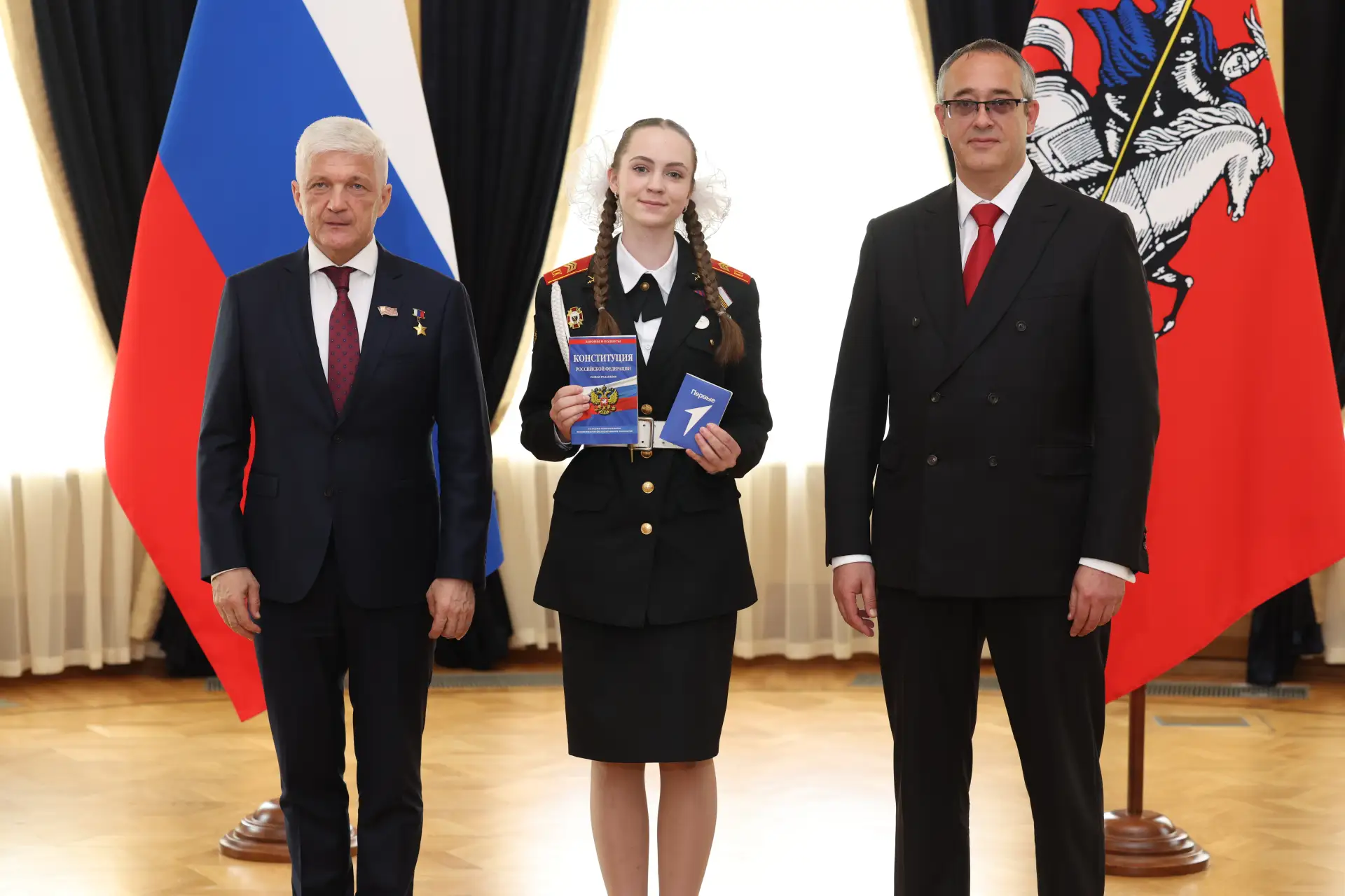 🇷🇺 Накануне Дня России в Московской городской Думе прошла церемония вручения паспортов юным москви