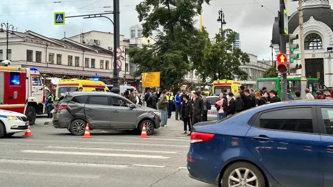 Автобус влетел в толпу людей в Екатеринбурге, погибли трое взрослых и ребенок