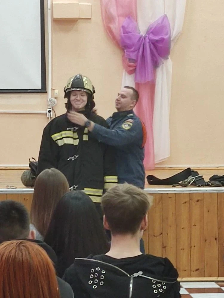 16.12.2025 в актовом зале школы учащиеся 10 АБВГ классов актуализировали знания по пожарной безопасн