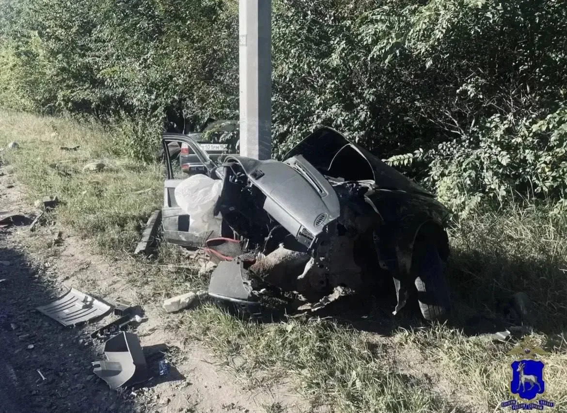 Под Самарой в жуткой аварии Priora буквально разорвало надвое