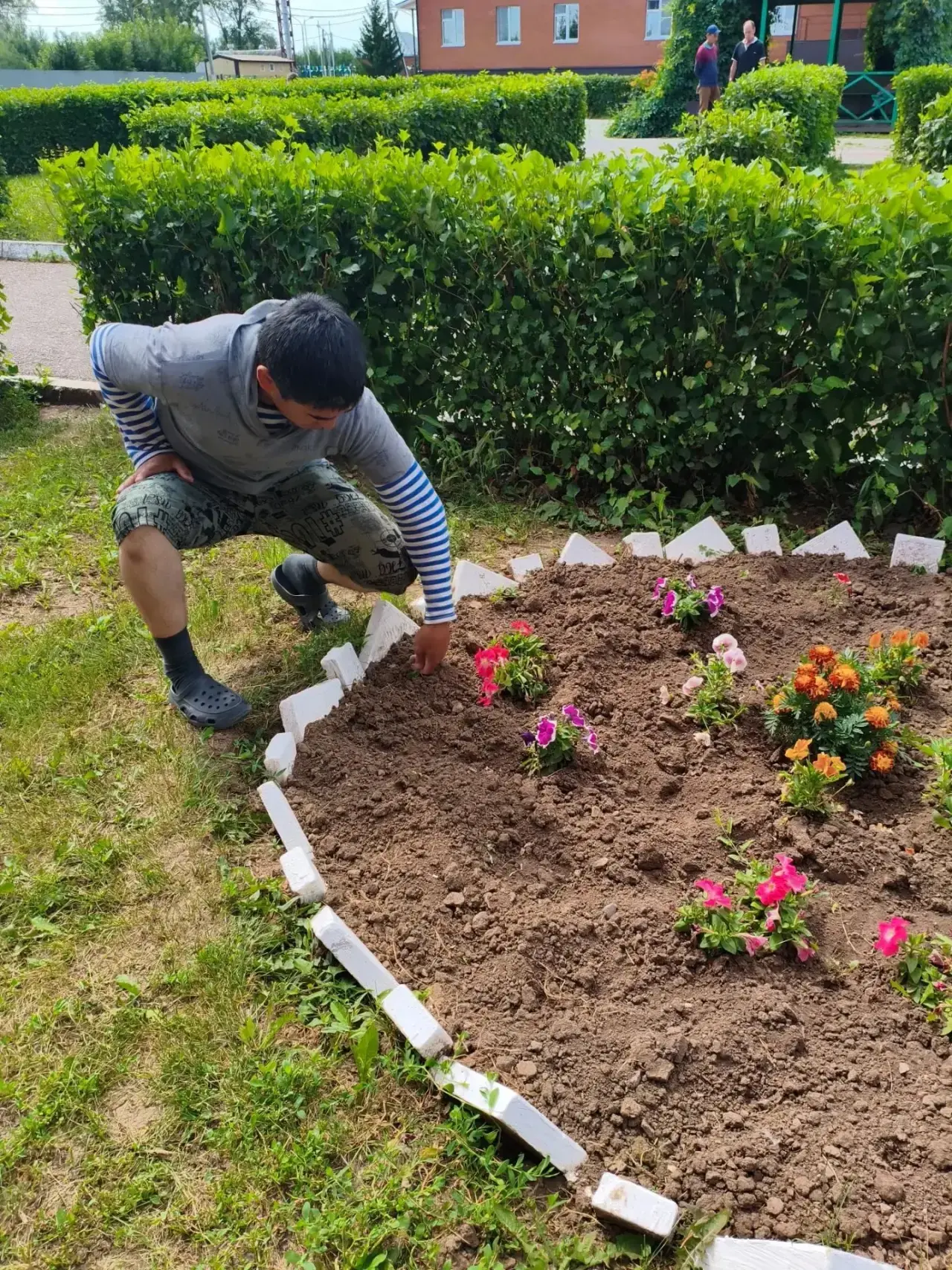 С Днём дачника! 🌱

В нашем социальном доме сегодня настоящий праздник — мы вышли на свои грядки. 🥒