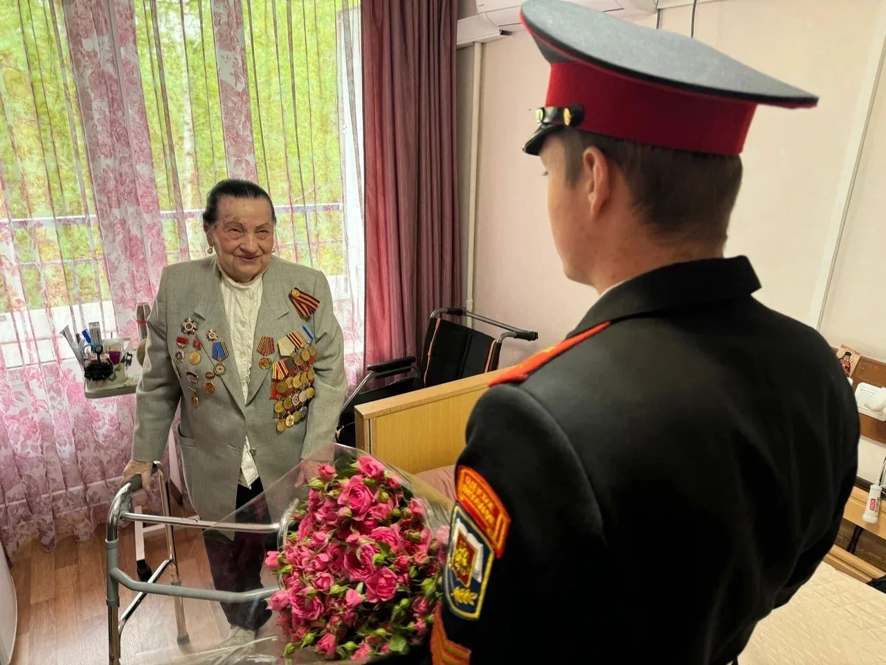 КАДЕТЫ НА ПОЗДРАВЛЕНИИ ВЕТЕРАНА ВОВ  💐 В День Великой Победы самое ценное — не просто слова благодар