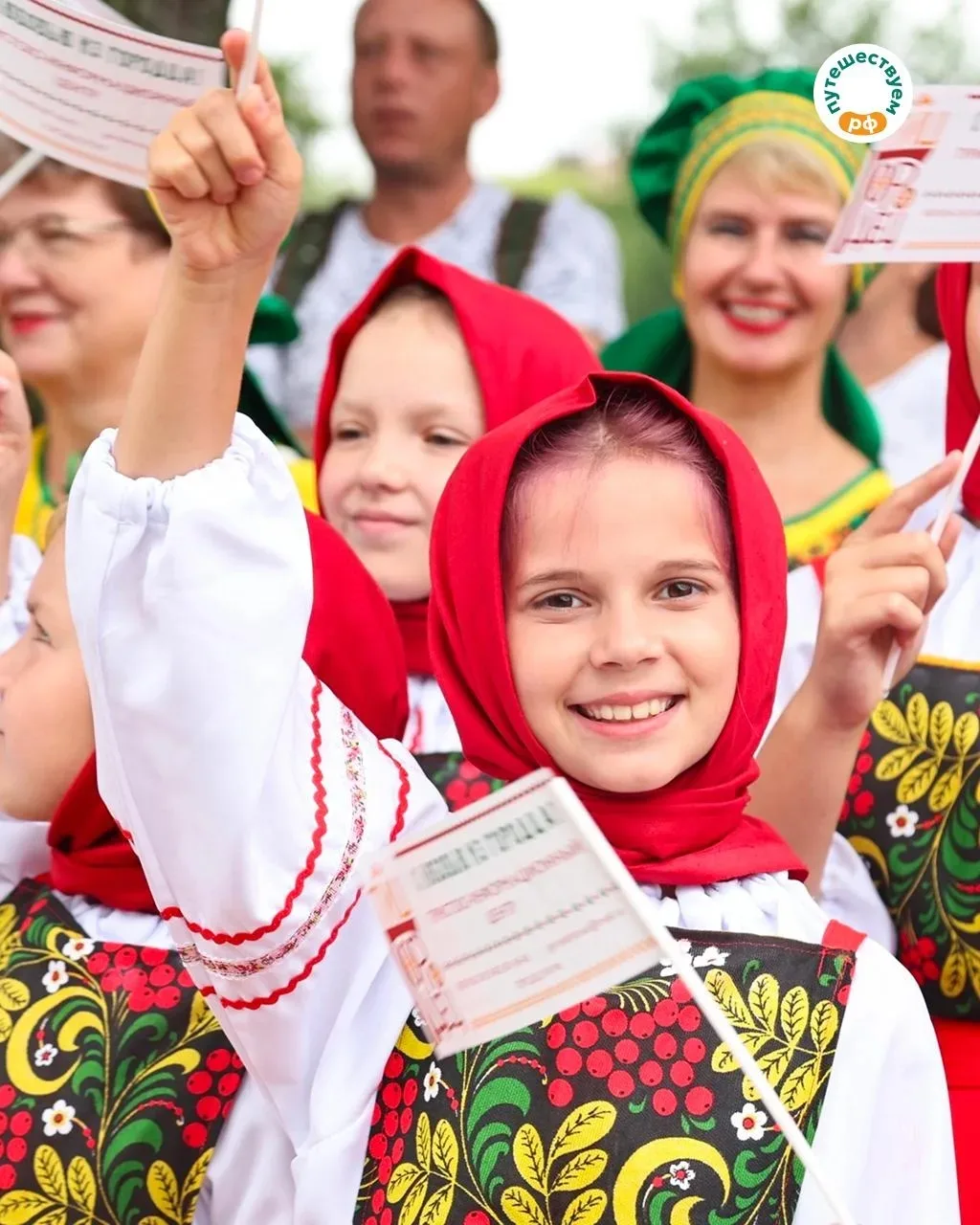 Гулять по набережной Волги, пробовать угощения, любоваться цветочными узорами и рассмат...