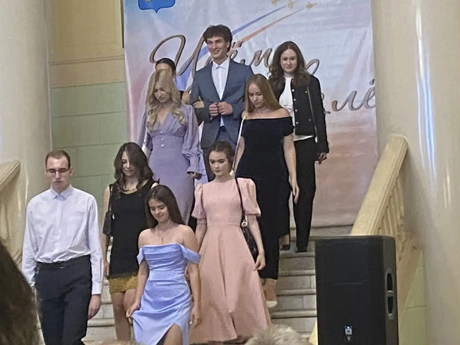 Сегодня в нашем городе прошёл торжественный бал медалистов, посвящённый нашим выпускник...
