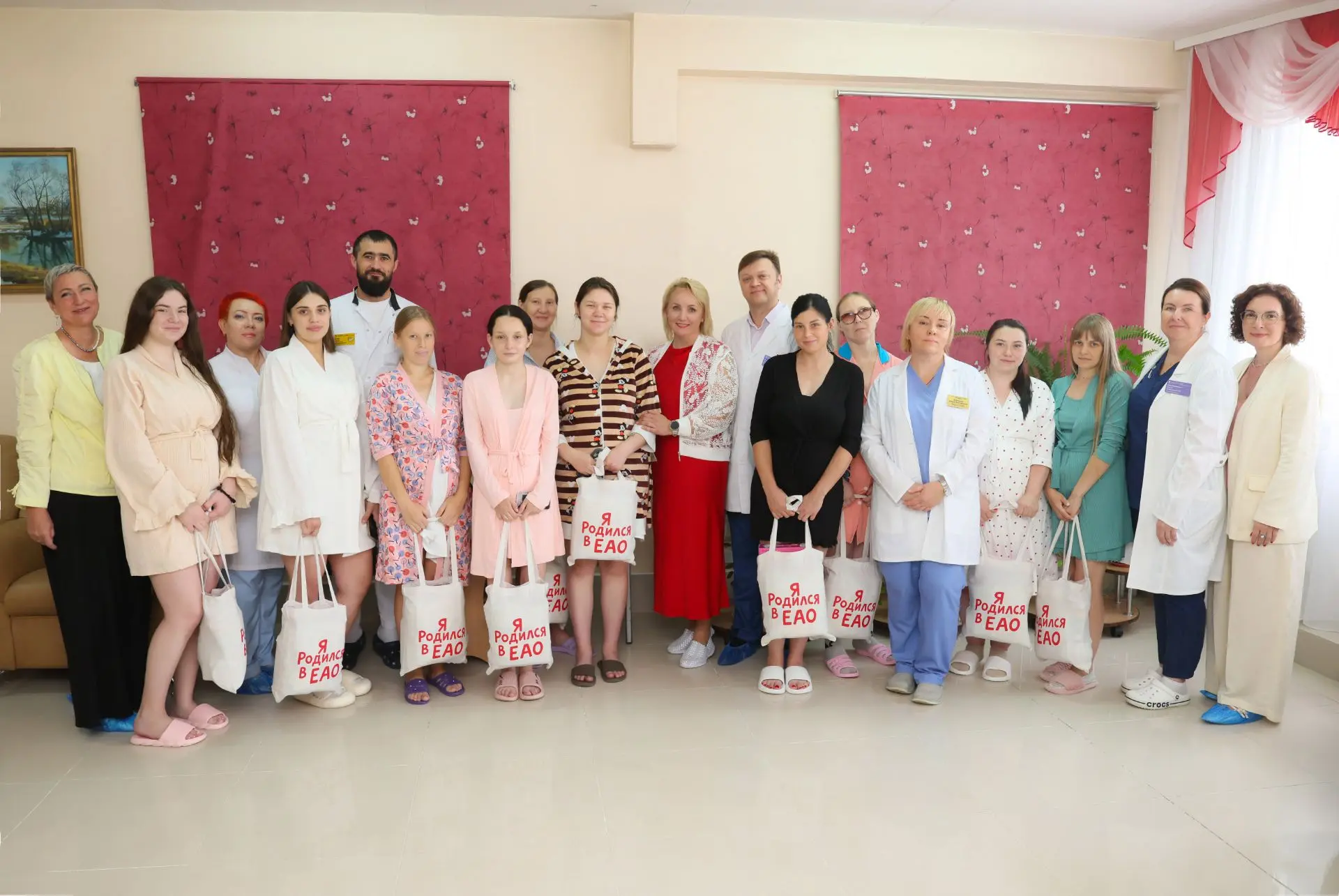 Семьи нашей области, в которых появились малыши, начали получать «Подарки новорожденном...