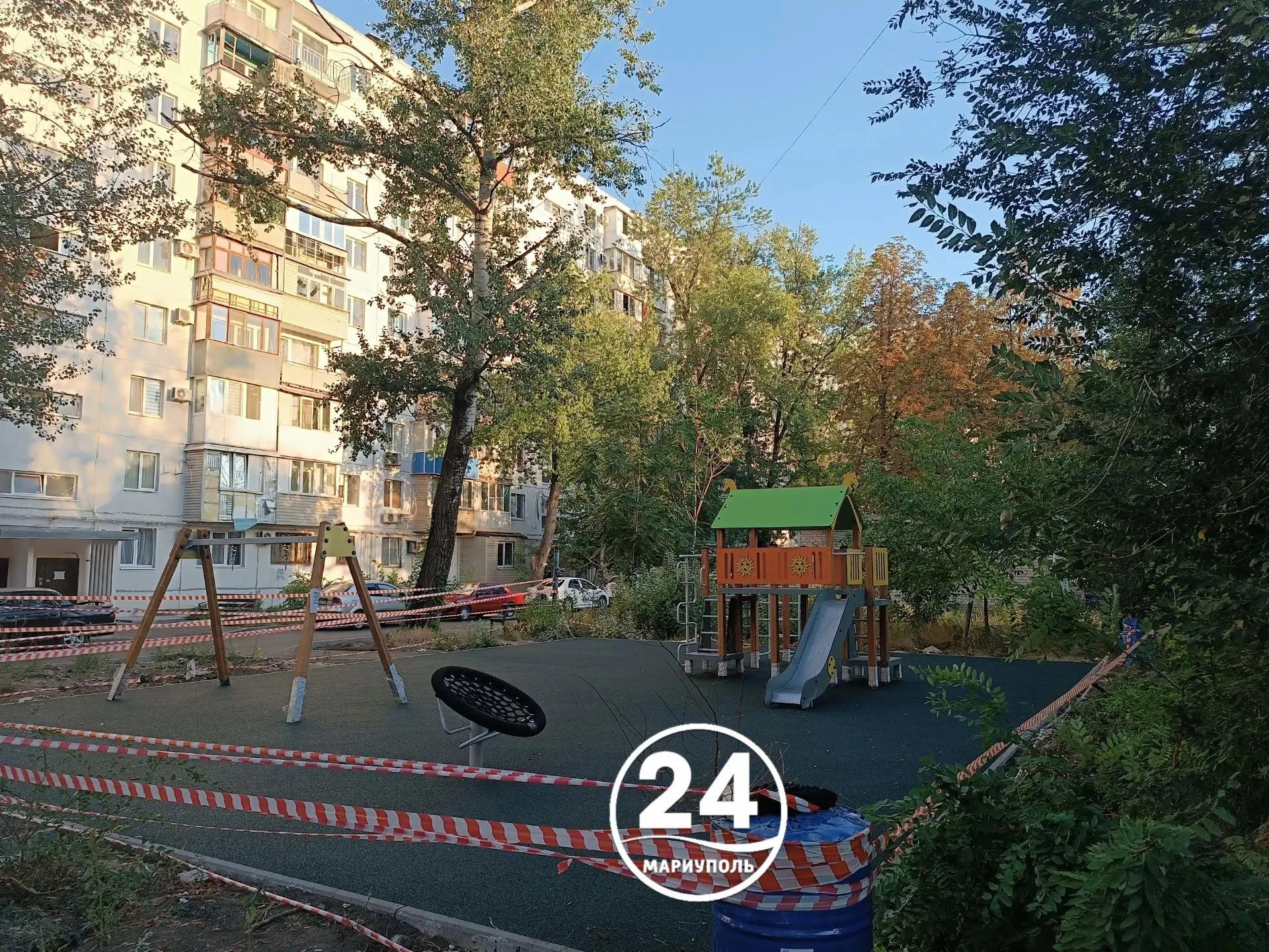 👼Во дворах на 16-м микрорайоне в Мариуполе обустраивают детские площадки и укладывают ...