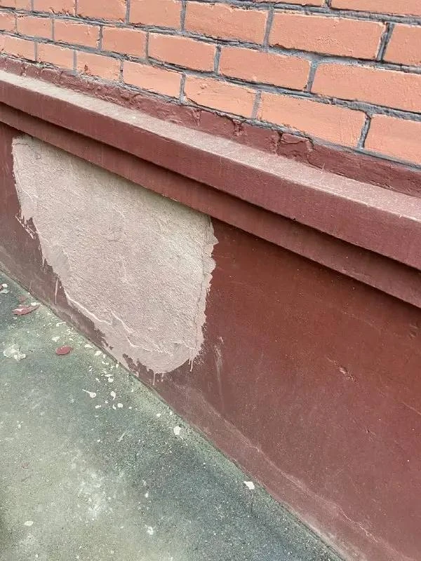 🏠 На проспекте Ленинского комсомола после капремонта отвалилась штукатурка
