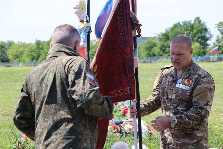 В память об участниках СВО установили полковые флаги