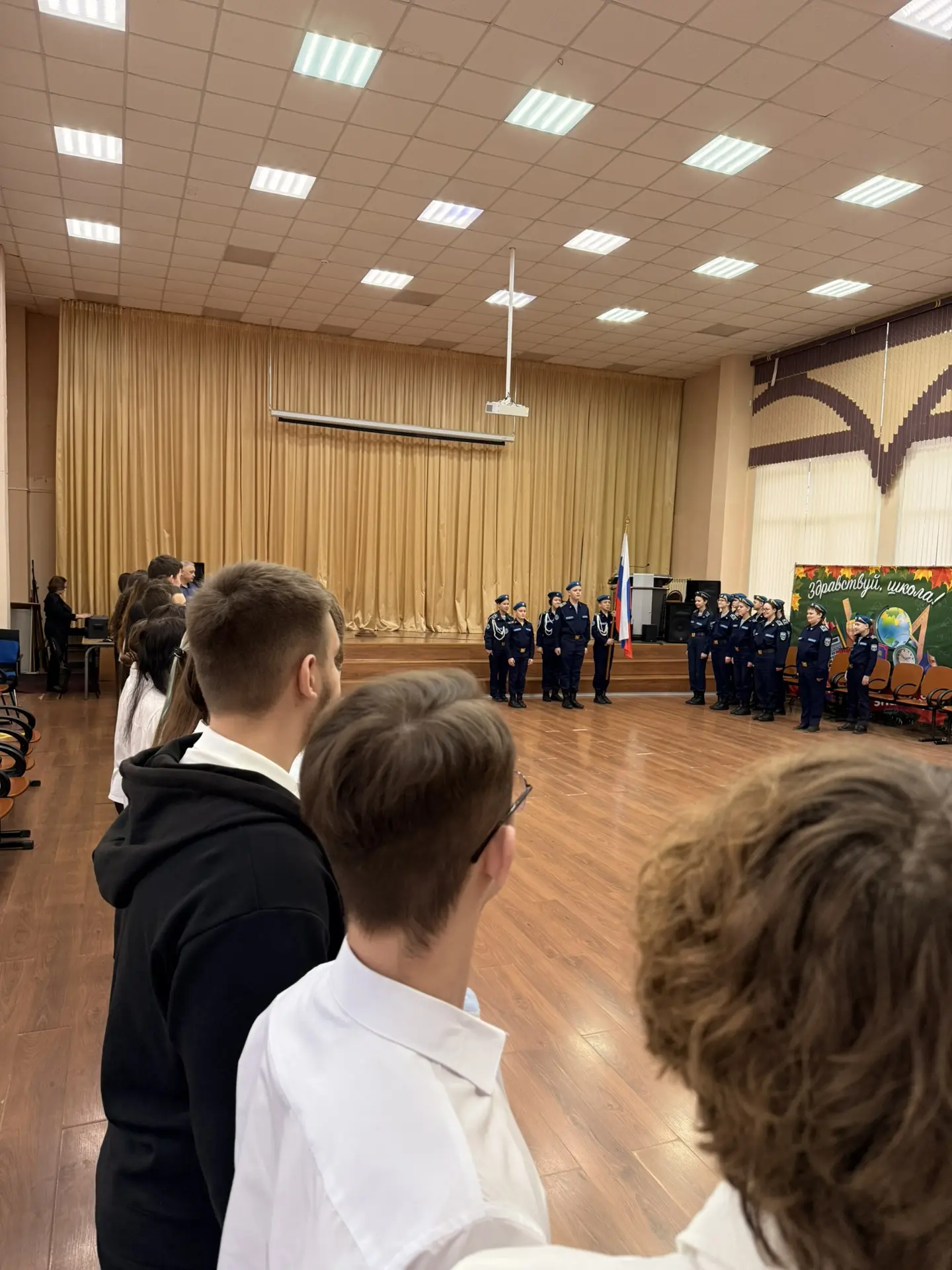 Утро понедельника. Традиционное поднятие флага кадетами 5 взвода.