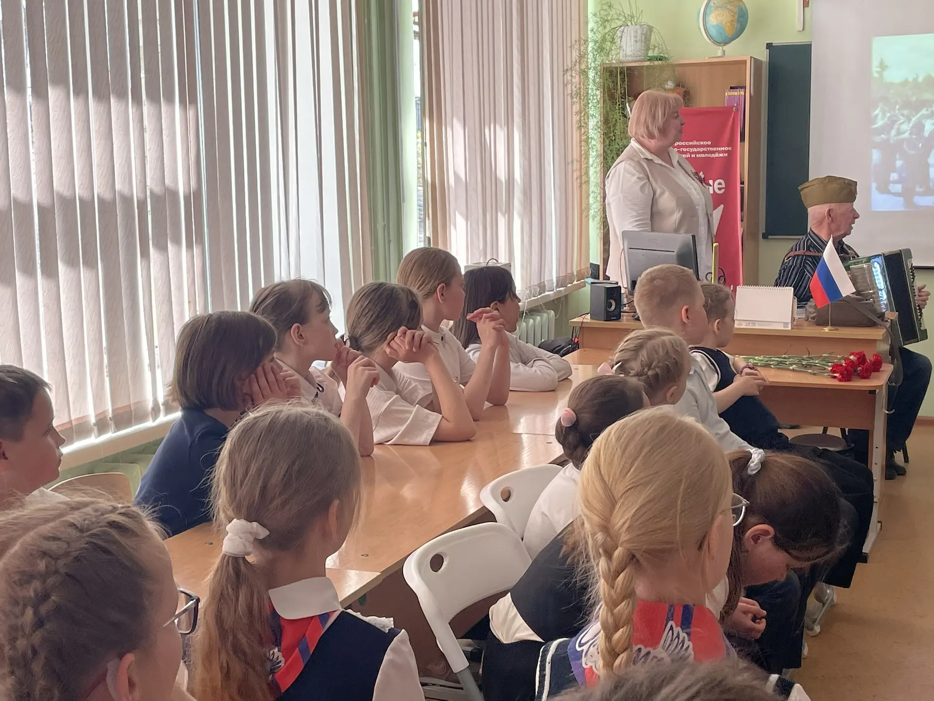 🌟🌟🌟 Встреча поколений  «Песни, с которыми мы победили» 🎶  В Центре детских инициатив состоялась важн