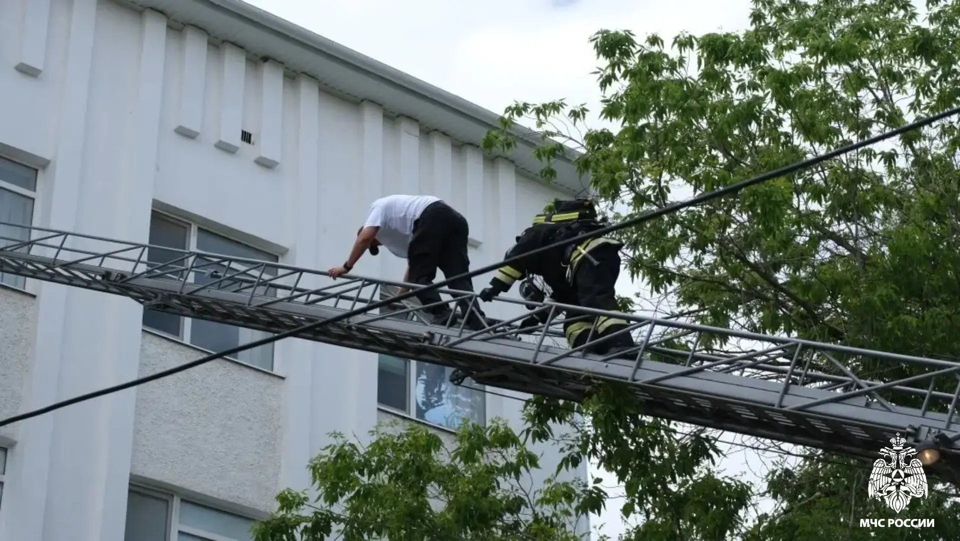 👩‍🚒Элистинские огнеборцы  провели пожарно-тактические занятия на территории Калмыцкого медицинского 