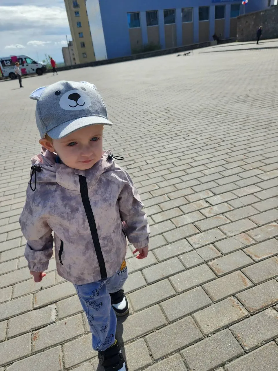 Пока сдавала анализы, бабушка приодела Матвея, купила новую курточку и две пары штанов ❤️

Как мило 