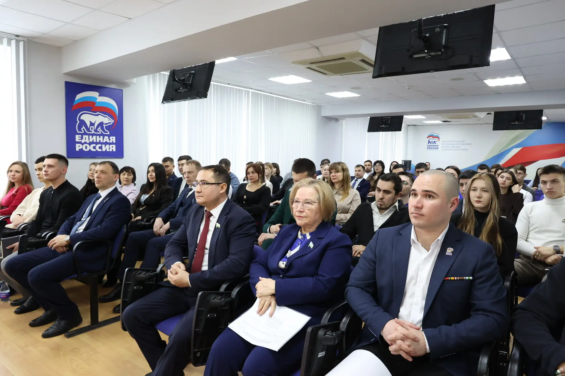 Коллеги, друзья

Главный принцип работы на местах — начинать не с бумаг, а с умения слышать и разгов