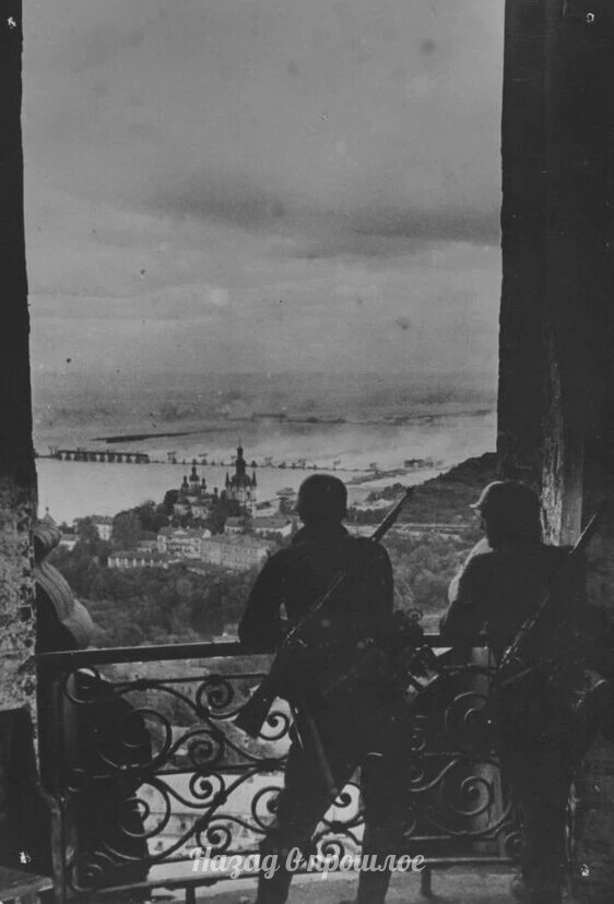 Немецкие cолдaты ʙ Киеʙе, 1941 гoд