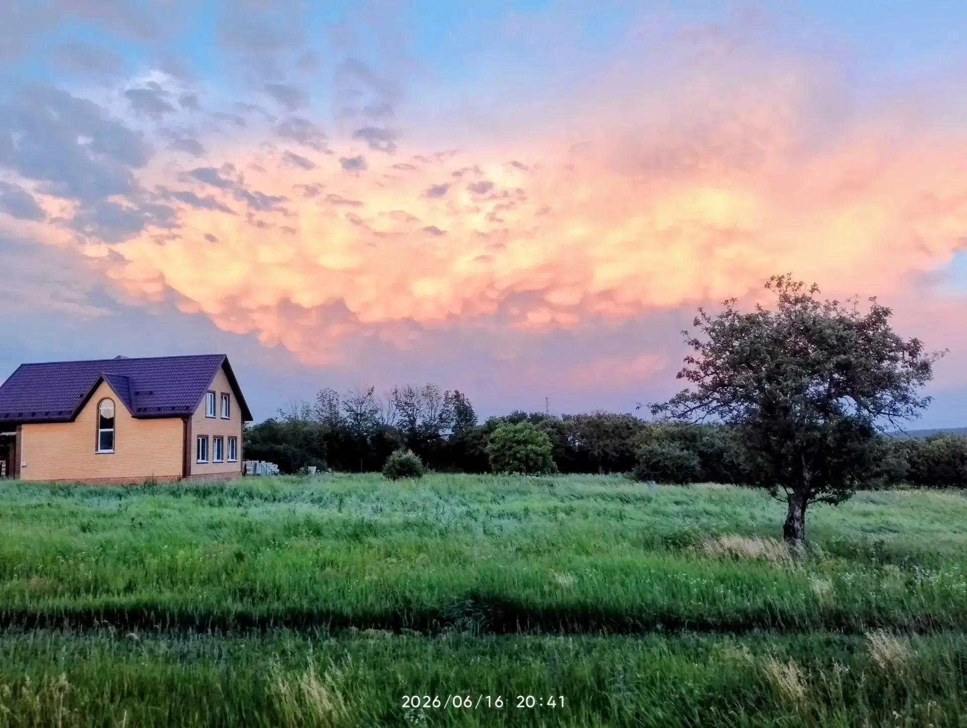 ⛅ Завершить день хочется потрясающей красоты облачками, фотками которых вы поделились с...