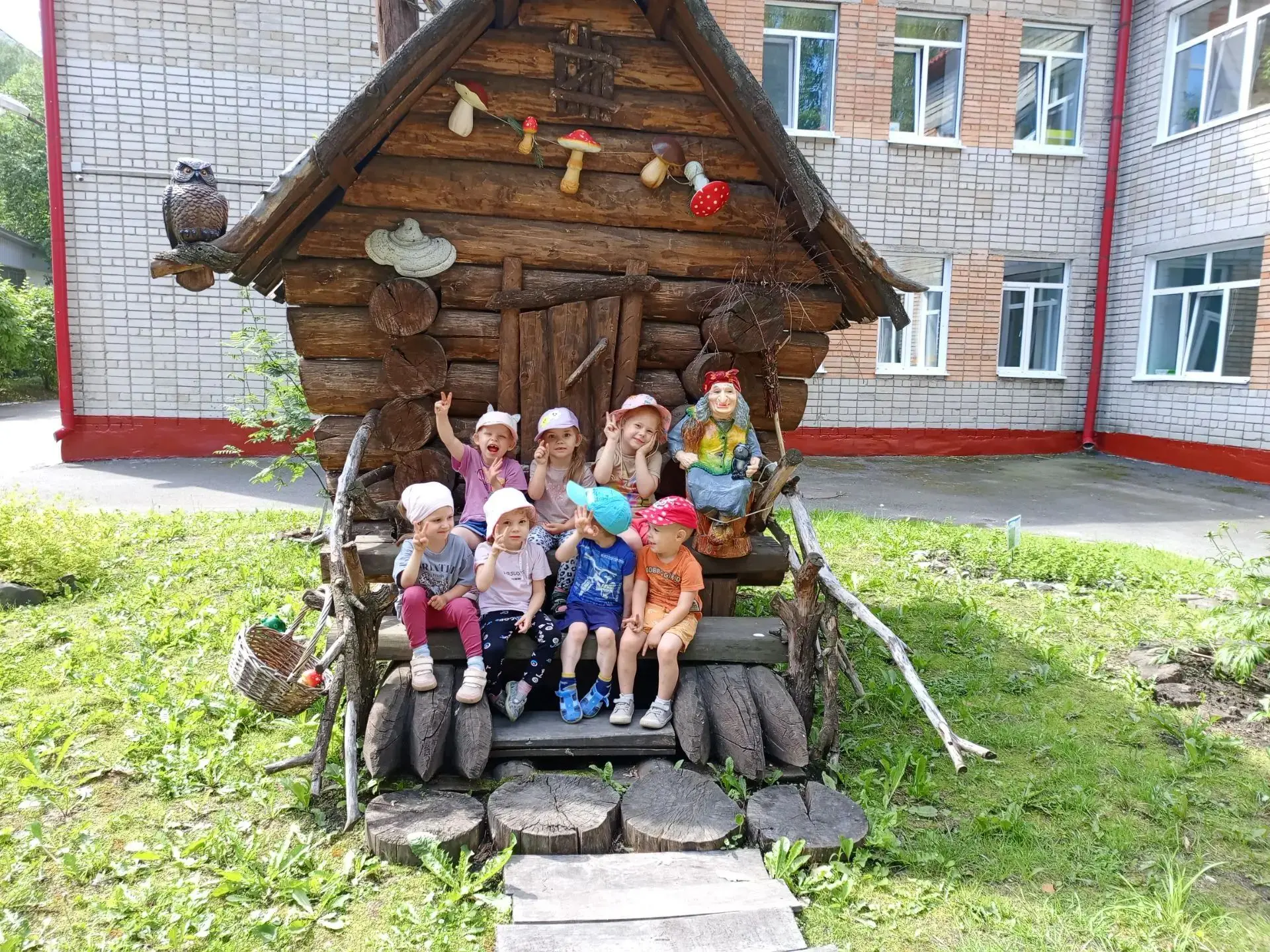 🍓Июльское лето.
И июль, как летний гость,
Солнечный и жаркий, 
Тоже радость нам принес
И свои подар