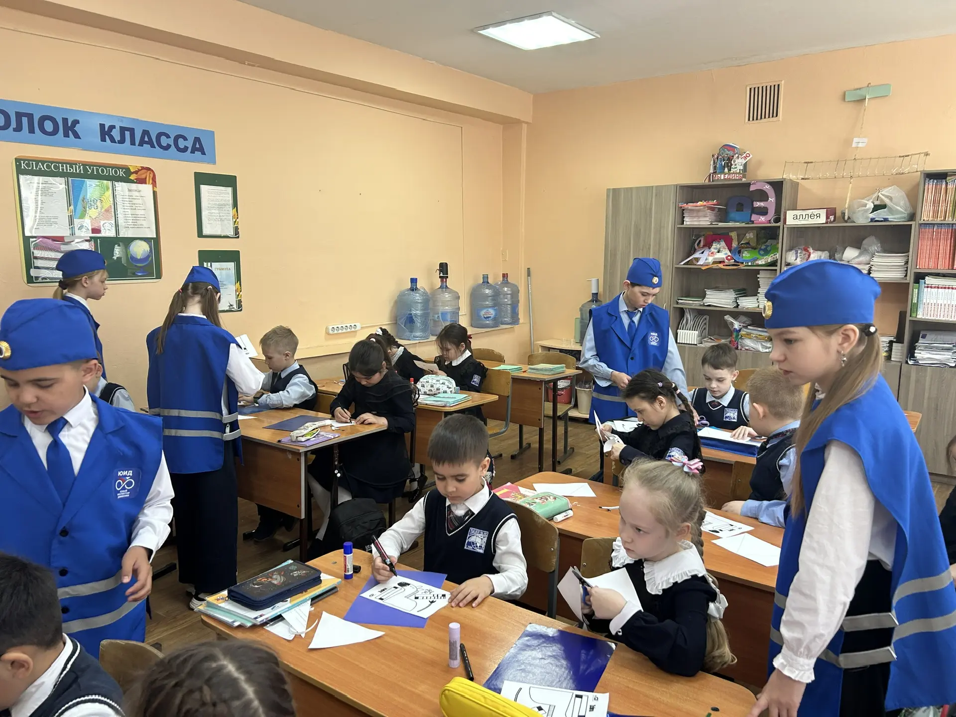 🚦 Отличная идея — «Зебра на зебре»! 🦓  Сегодня наш отряд ЮИД вместе с советником директора по воспит