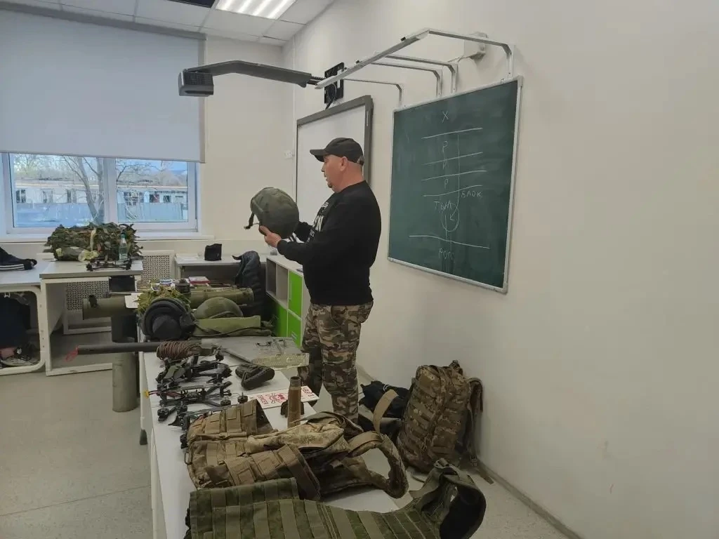📍 В 8 «Б» классе прошёл «Урок мужества» с участием волонтёра группы «Жуки» — Станислава Викторовича 