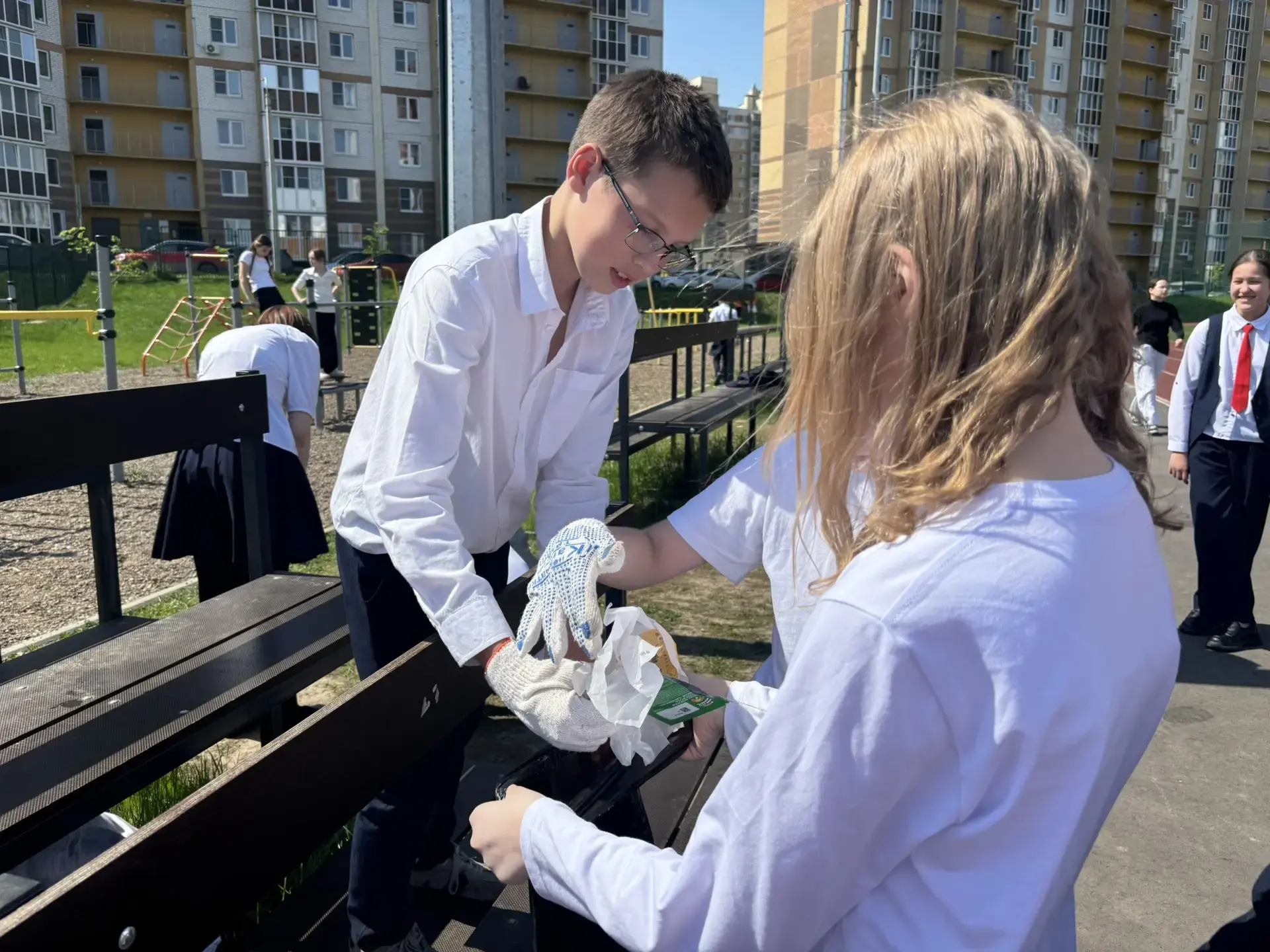 🌿 Чистый двор — наша общая забота!  Приближается конец учебного года, и лицеисты с особым вниманием 