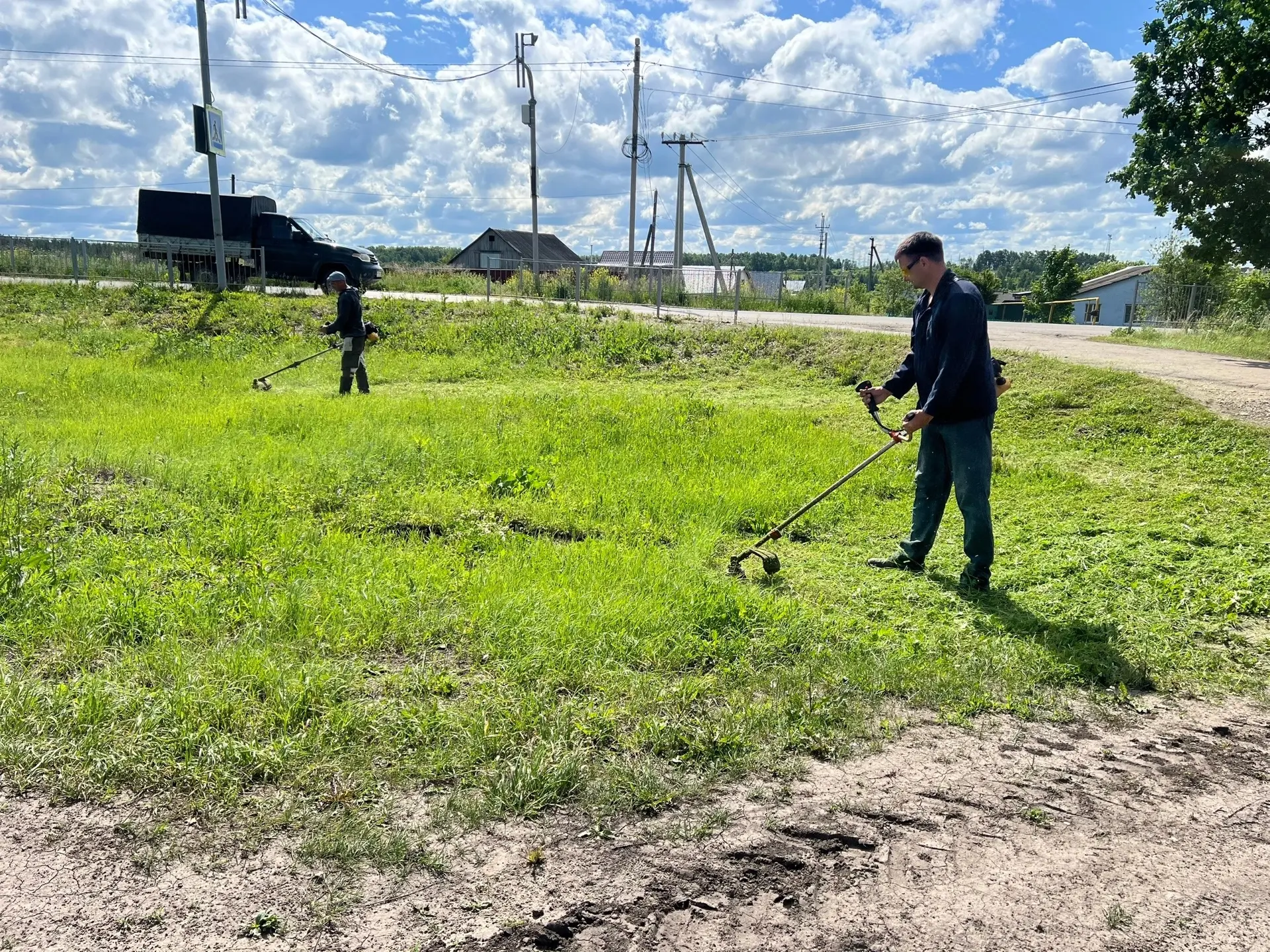 Субботник в нашей школе! 🌟

💪🌿 Все вместе мы трудились на благо нашей школы, и это было действите
