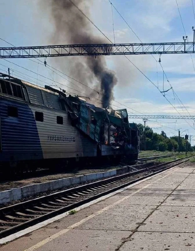В Днепропетровской области ВС РФ продолжают жечь советские локомотивы.