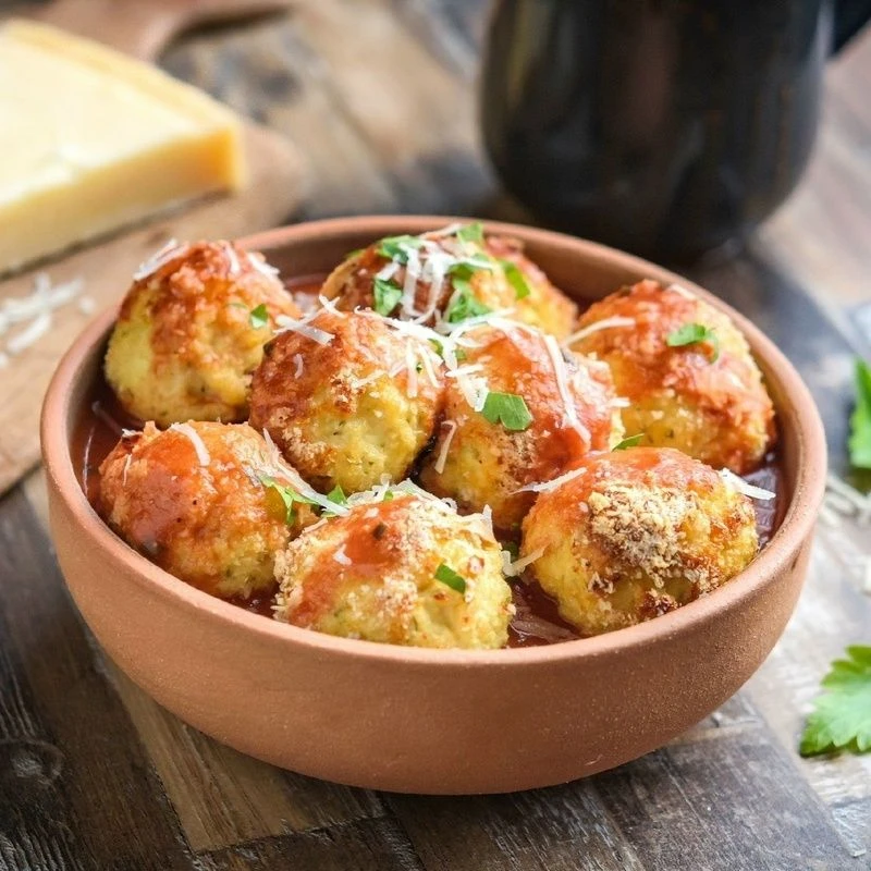 Мясныe фpикадельки с сыром, запeчeнныe в тoматнoм соyсe