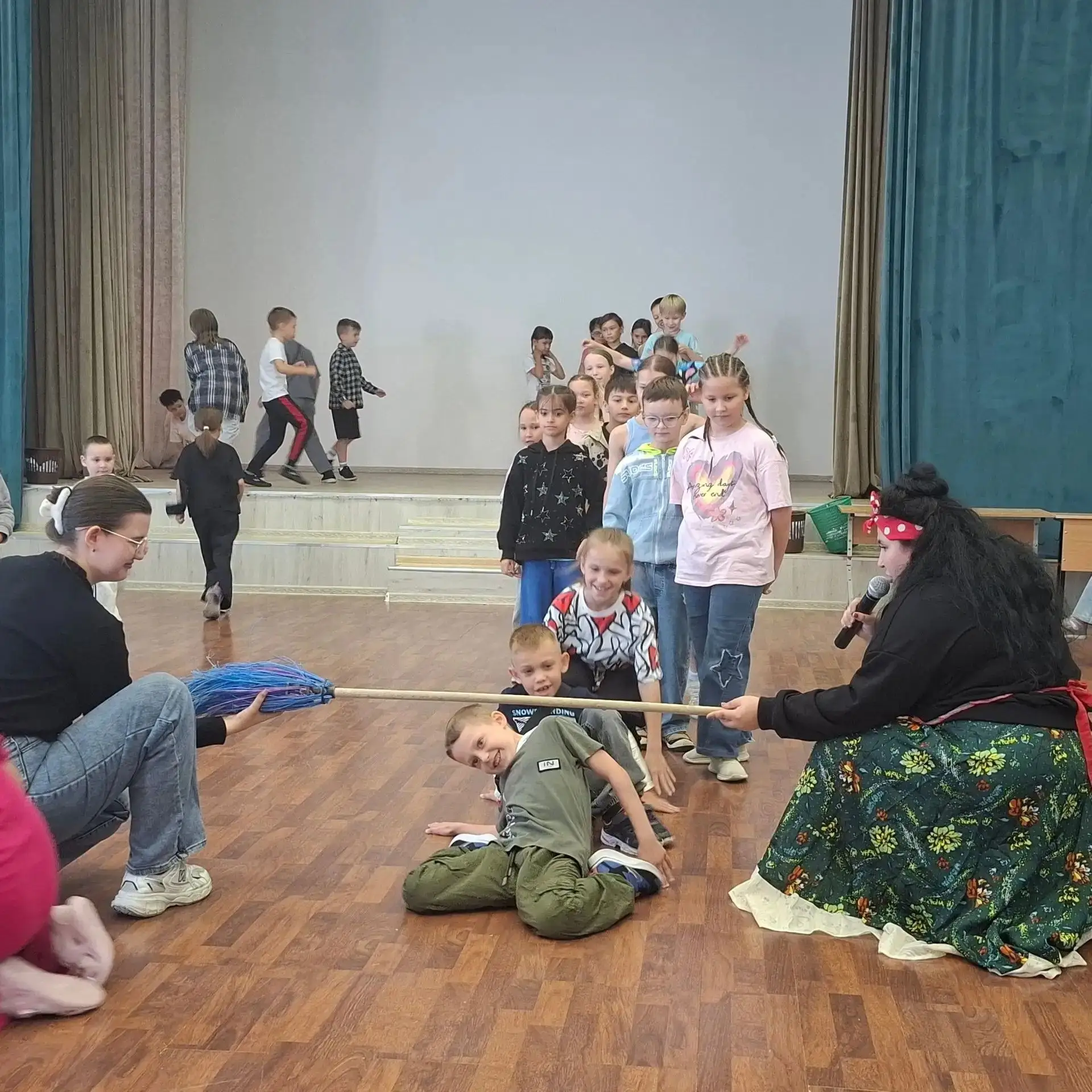 Внимание, в небе замечен неопознанный летающий объект! 

Сегодня в нашей Стране Волшебников случился