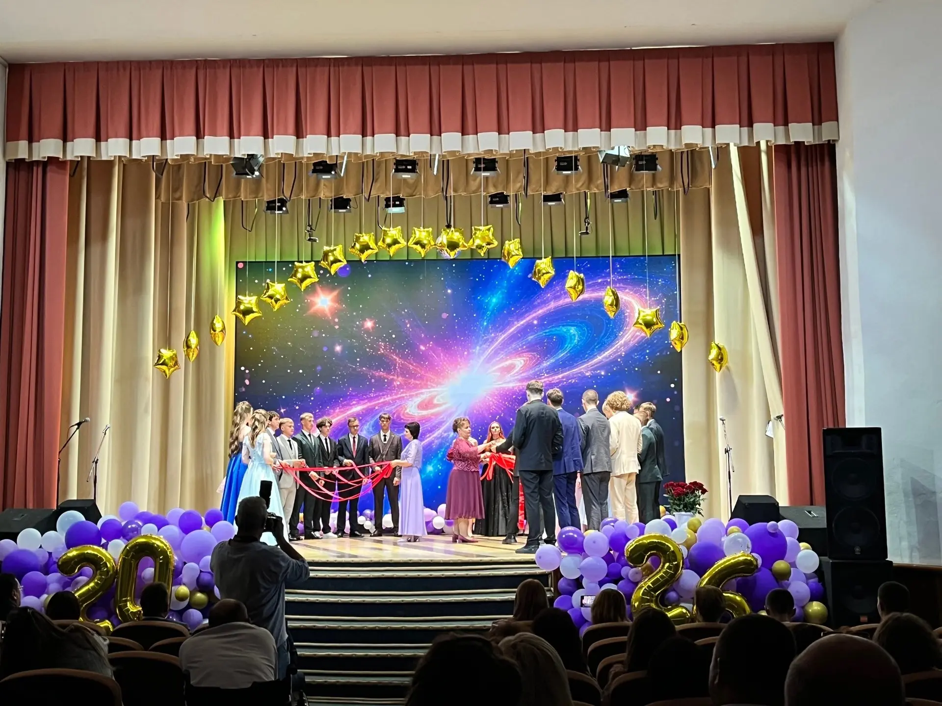 👋🏻Прощай, школа, здравствуй, будущее!

26 июня в Районном Доме Культуры царила особенная атмосфера