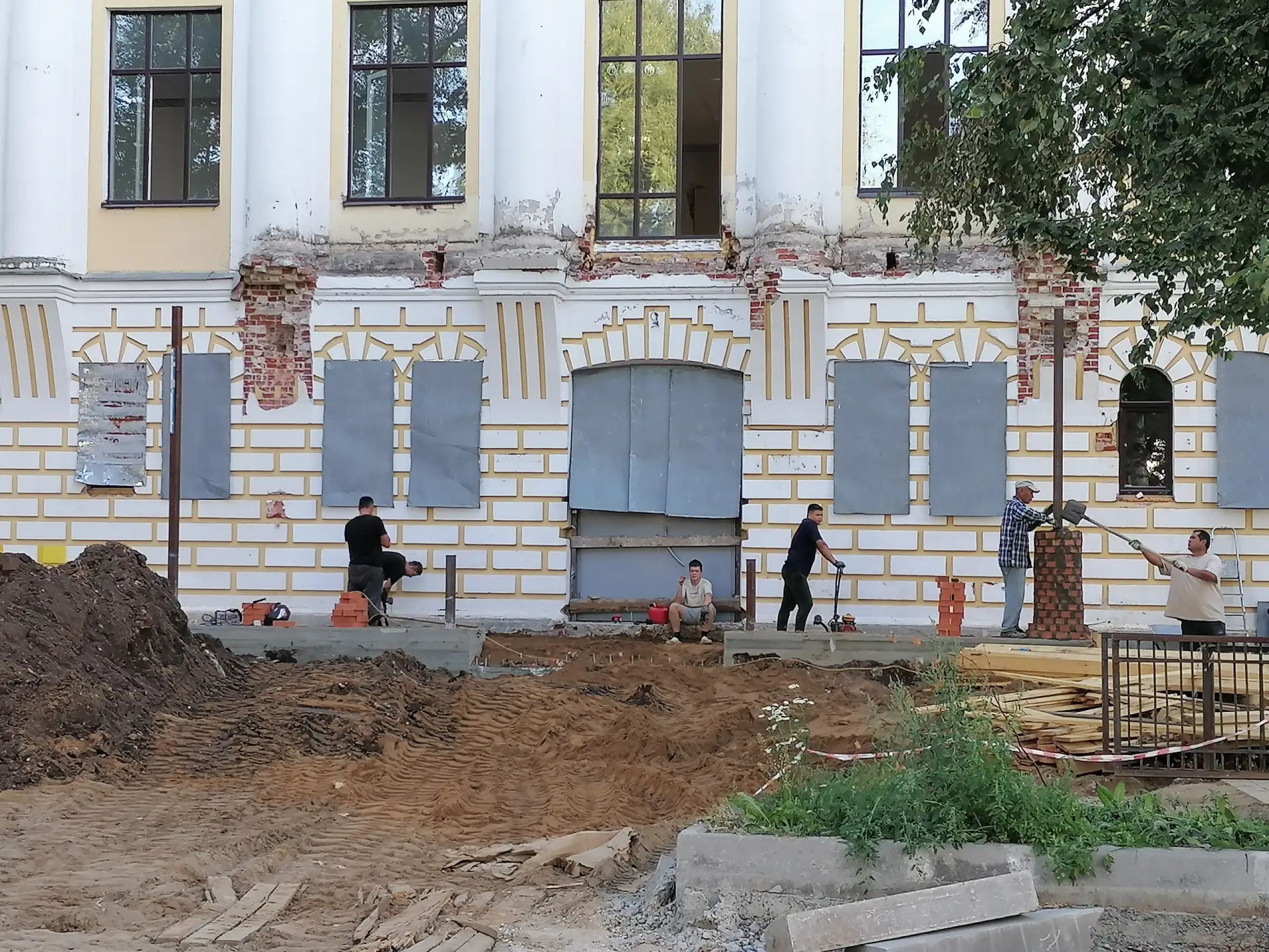 Возведение новой входной группы началось. У здания школы №11 строят новое крыльцо. Подр...
