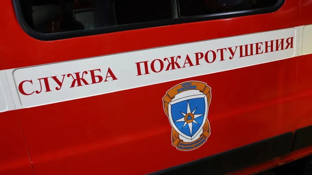 В Новом Уренгое потушили горящий автомобиль на дачах