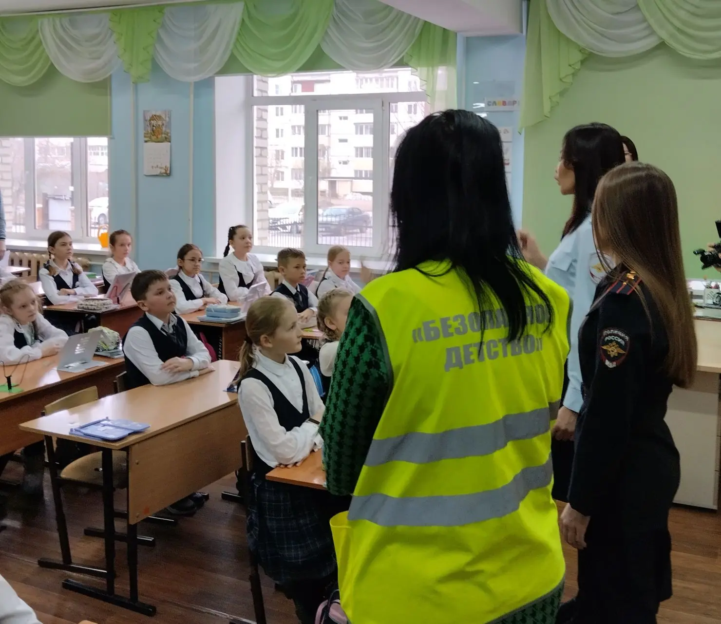 Занятия по правилам дорожного движения для лицеистов.  👮‍♀️Педагоги ДЮЦ "Безопасное детство" совмест